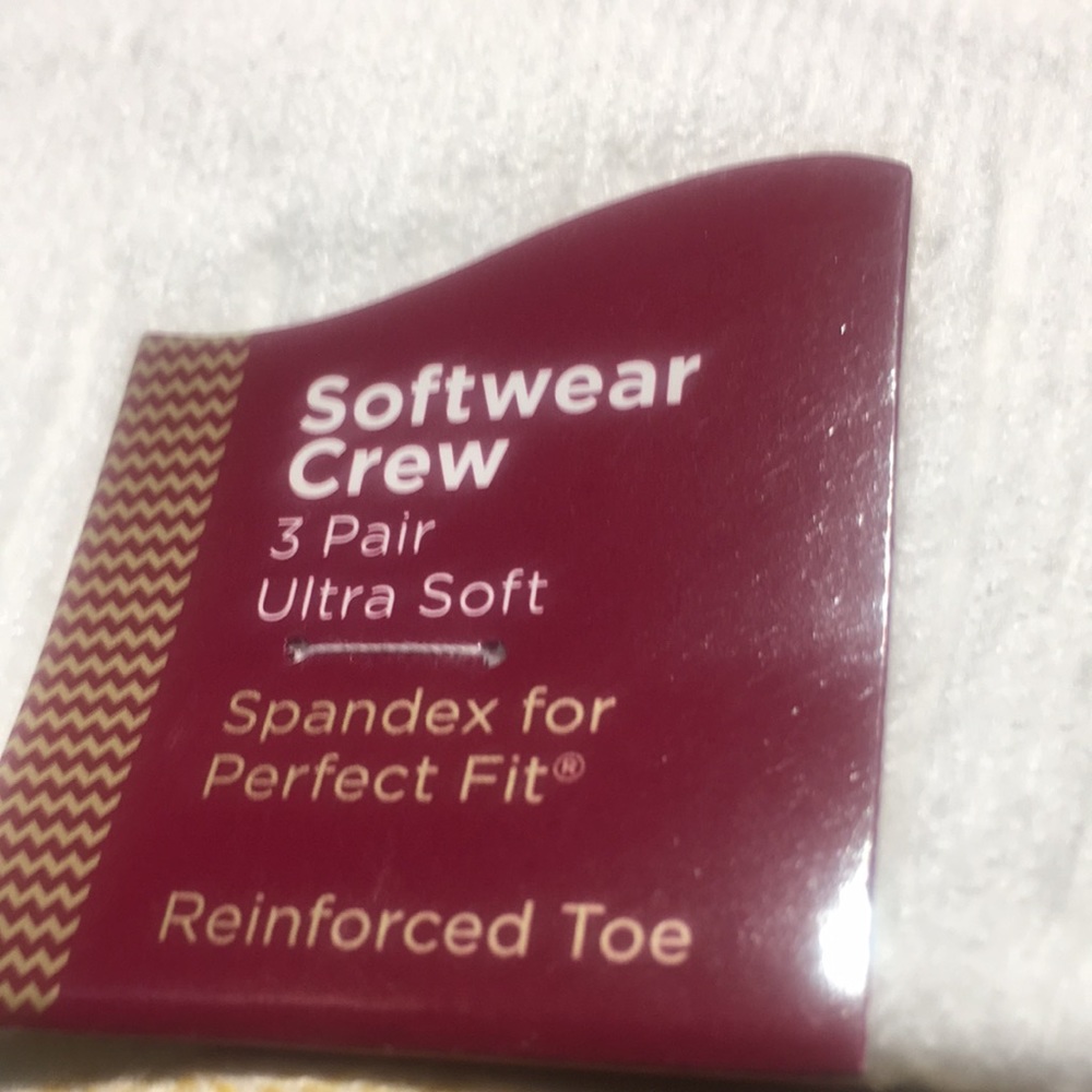 Goldtoe Women’s Softwear Crew Socks (3 Pairs) Shoe size 6-9 - Picture 2 of 5
